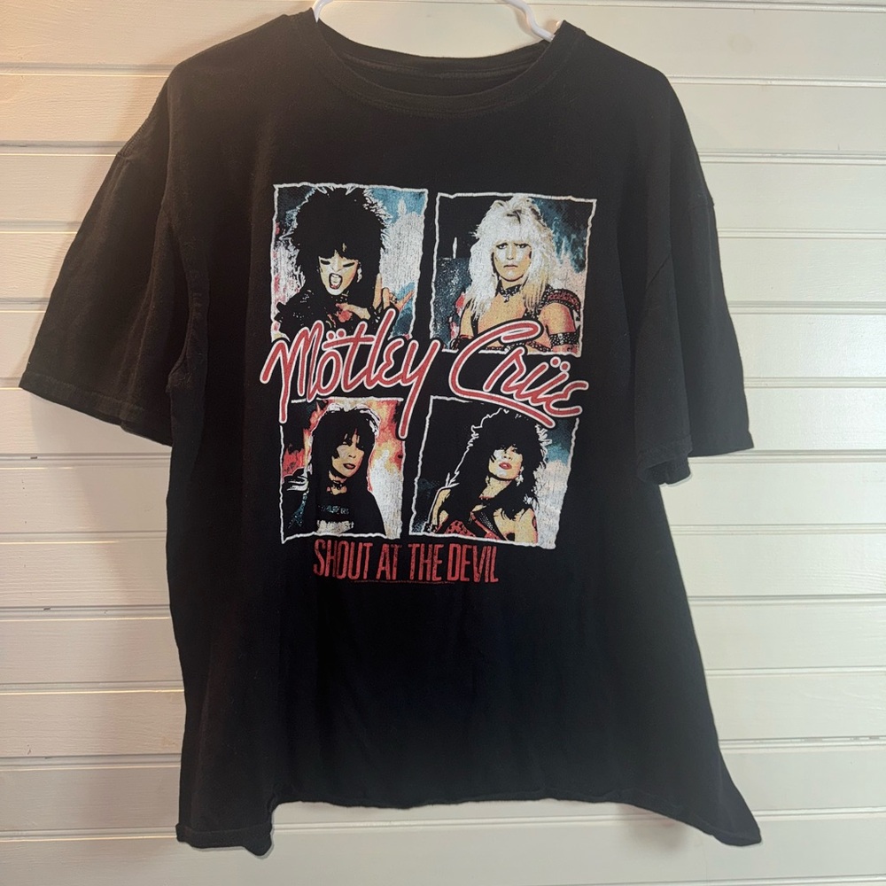 Classic Black Graphic T-Shirt - Picture 1 of 2